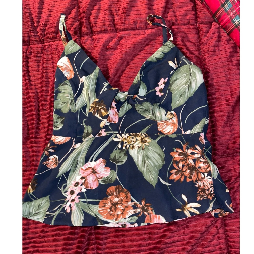GUESS LOS ANGELES KEYHOLE CAMI TOP!!!